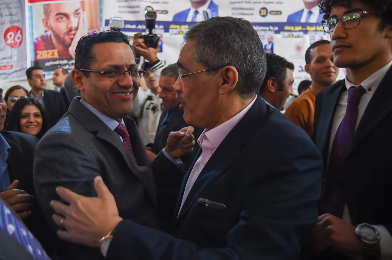 خالد البلشي نقيباً للصحفيين في مصر.. هزم مرشحاً مقرباً من السلطة، و”احتفال” على مواقع التواصل