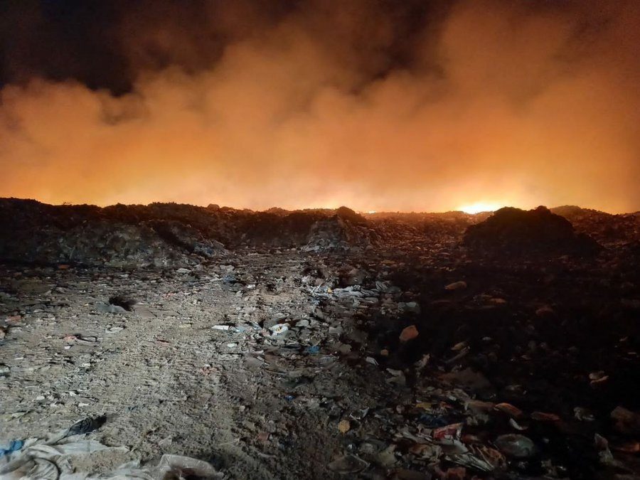 حريق كبير بمكب نفايات رئيسي بغزة.. مسؤولون يحذّرون من “كارثة بيئية” ويطلبون مساعدة دولية لإخماده