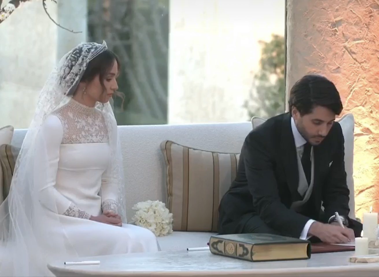 عقد قران وزفاف الأميرة إيمان ابنة ملك الأردن.. مراسم بثها الديوان الملكي، وزوجة السيسي من بين الحضور (فيديو)