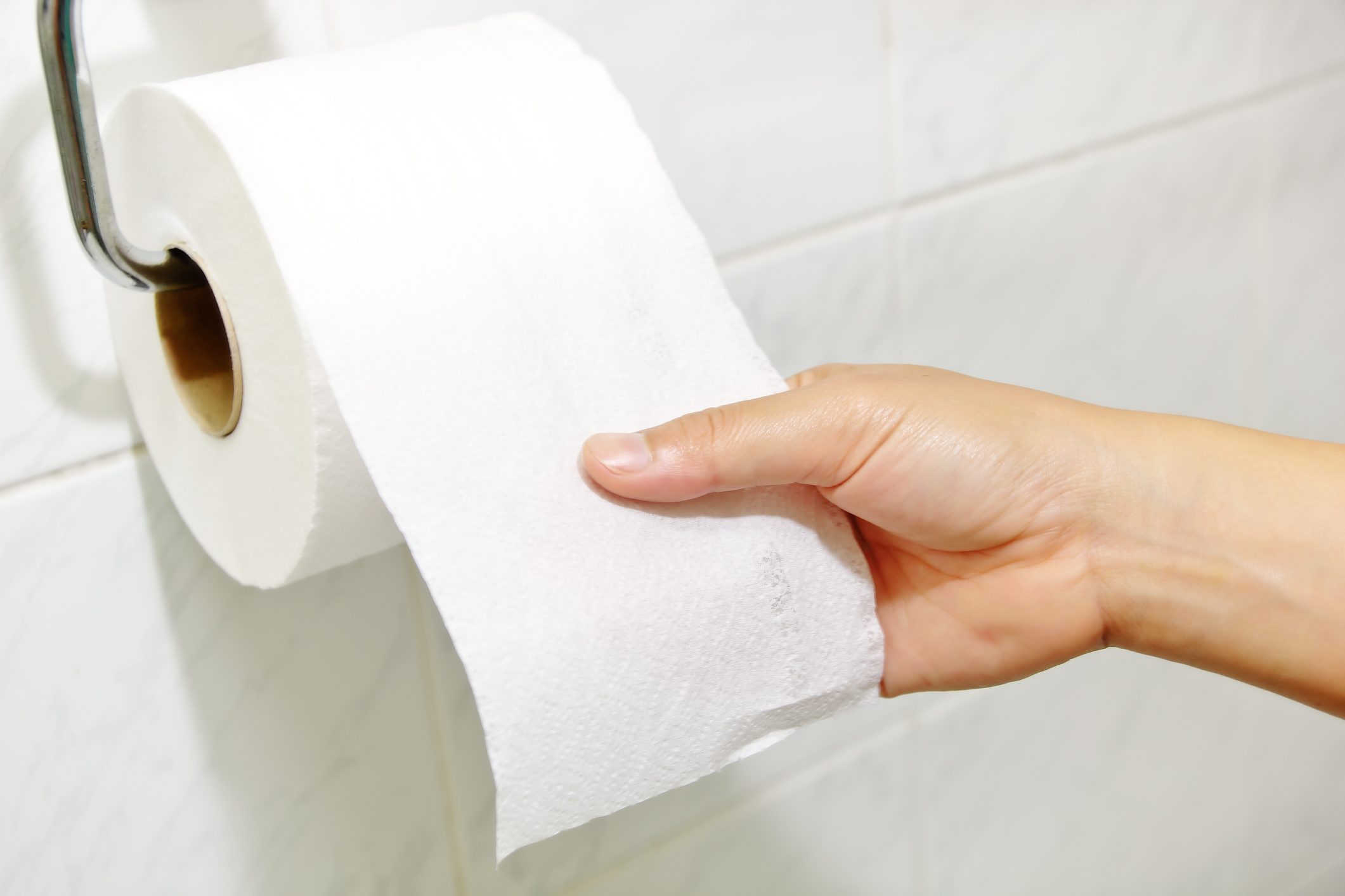 بحث يكشف عن “كيماويات أبدية” سامة في ورق المراحيض! مواد ترتبط بأمراض السرطان والكبد والكلى