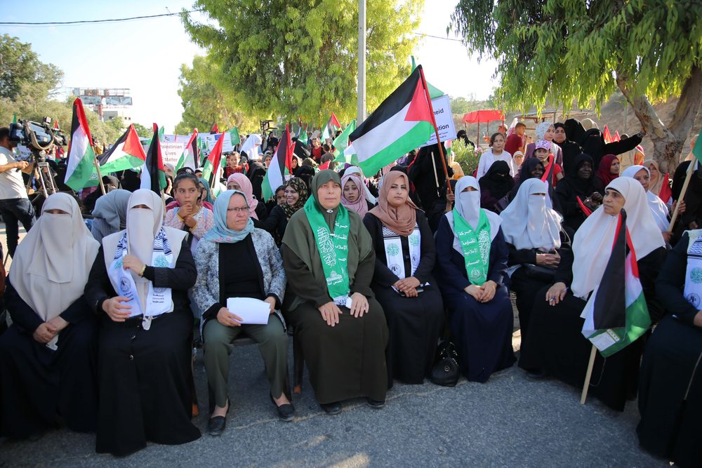 في يوم المرأة العالمي.. إكليل ورد لنساء فلسطين