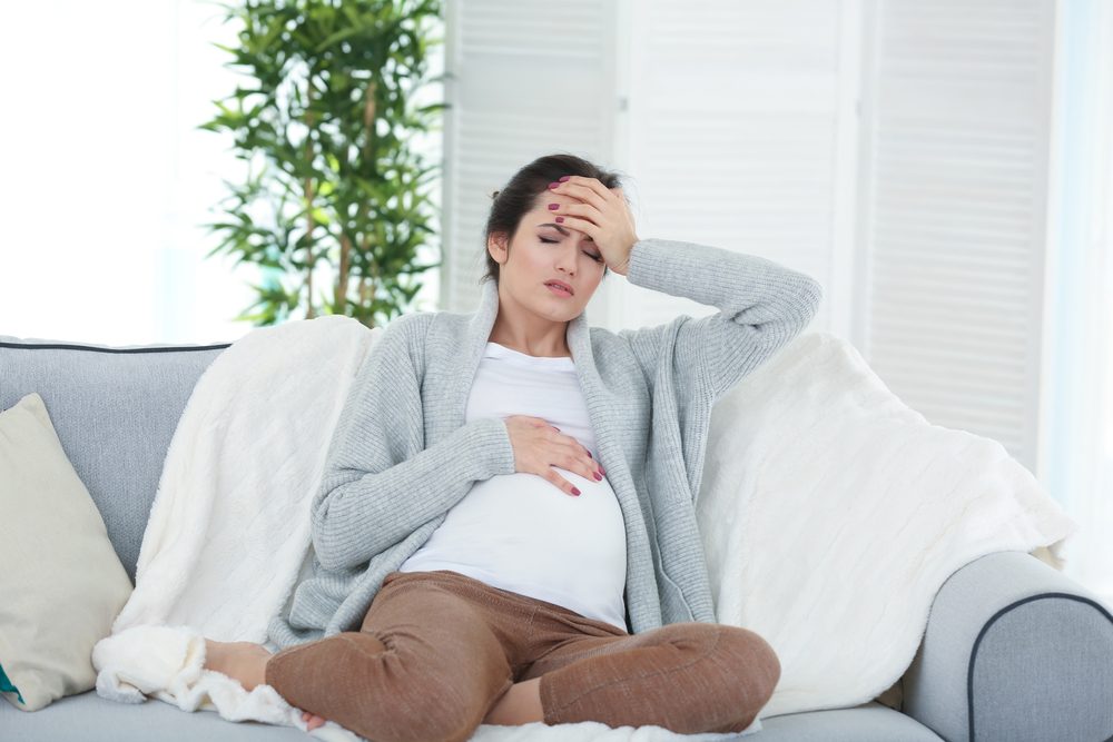 قد يكون عرضاً لحالة صحية خطيرة، ولا يجب علاجه بالمسكنات المعتادة.. أسباب صداع الحمل وطرق الوقاية