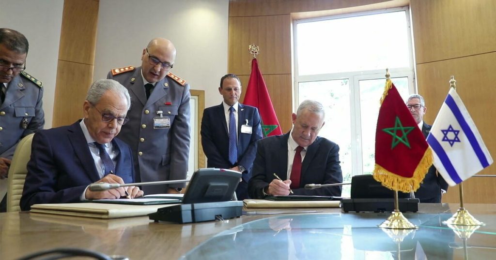 بيني غانتس يوقع اتفاقيات دفاعية وعسكرية مع وزير الدفاع المغربي في الرباط، نوفمبر 2021/ هيربرس