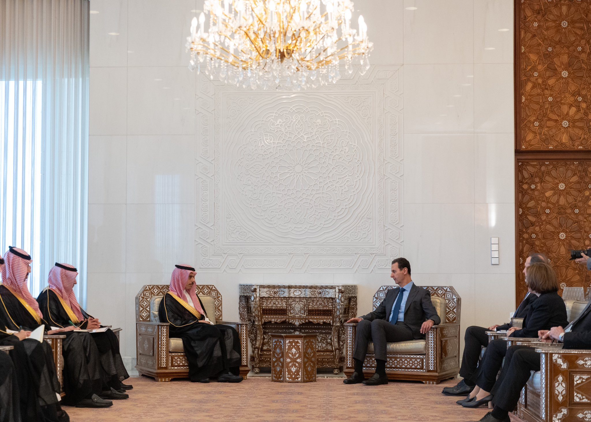 وزير الخارجية السعودي يلتقي بشار الأسد ويبحث معه تسوية سياسية شاملة في سوريا.. ناقش معه عودة دمشق لمحيطها العربي