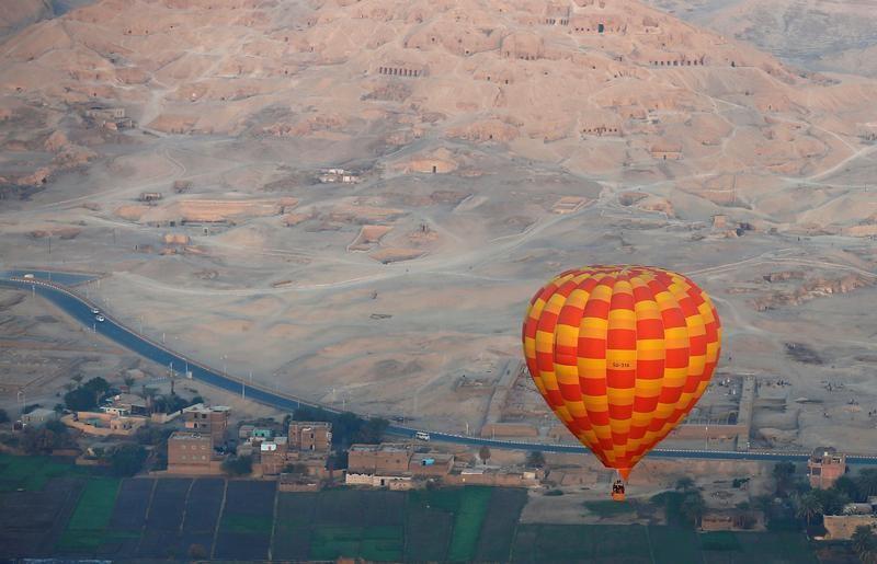 فيديو يوثق لحظات مرعبة لمنطاد سياحي يحترق في السماء.. ركاب قفزوا منه فماتوا