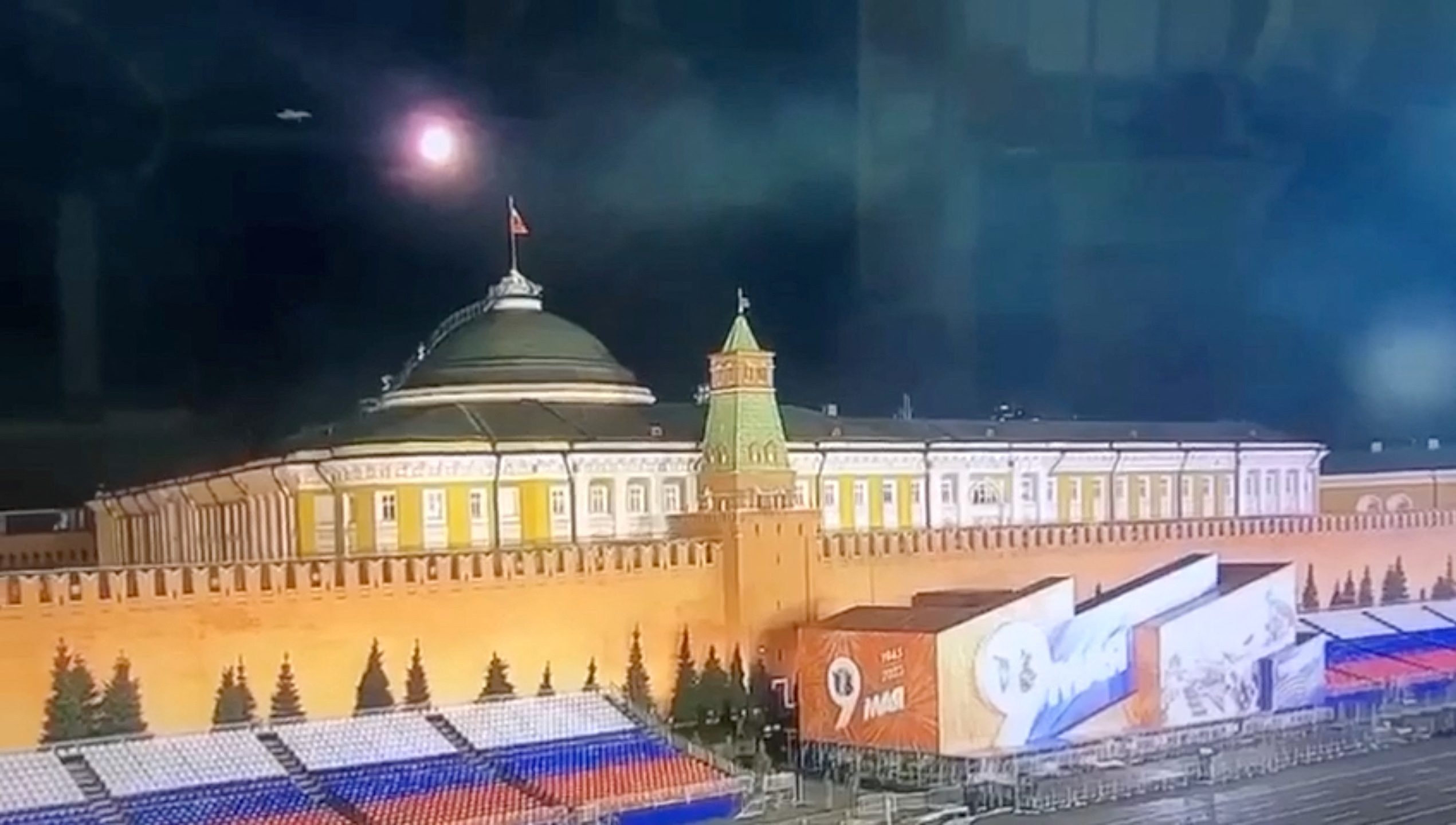 موسكو: هجوم ثانٍ بطائرات مسيَّرة يستهدف صهريجاً نفطياً جنوب روسيا بعد ساعات من “محاولة اغتيال بوتين”