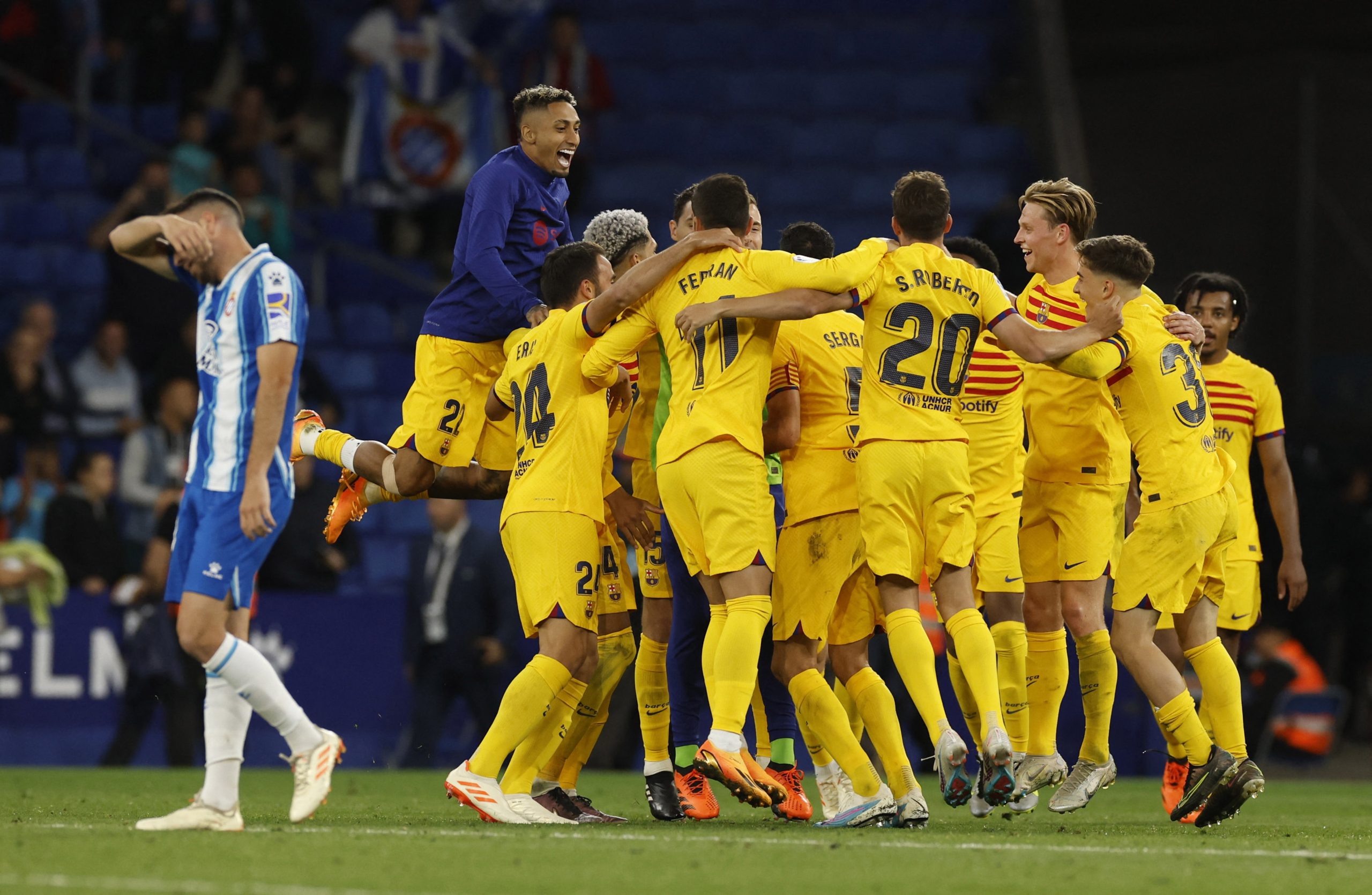 برشلونة يتوّج بلقب الدوري الإسباني للمرة الـ27 (رويترز)