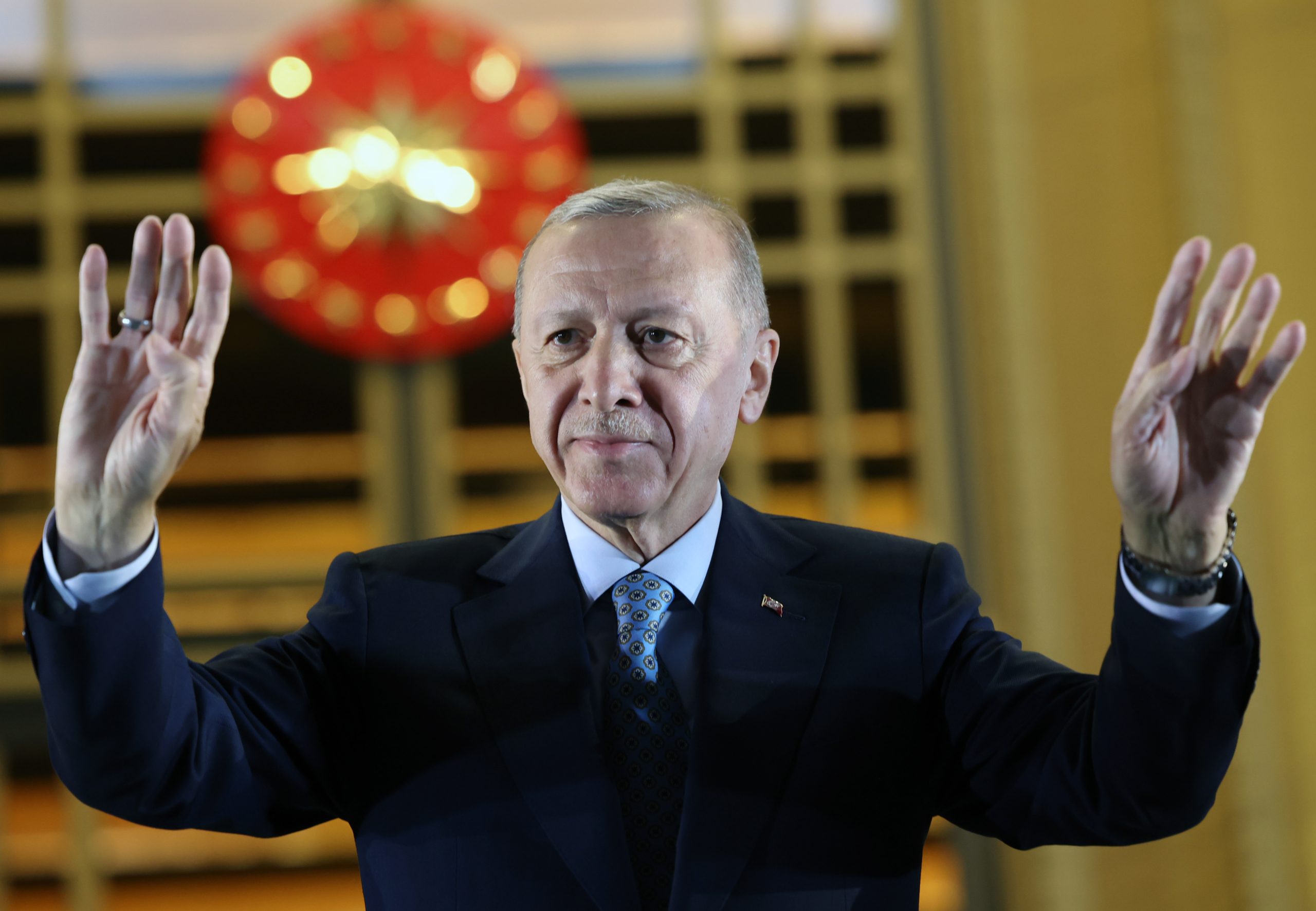 تمنّوا لتركيا التقدم والرخاء.. تهانٍ عربية وإسلامية تتوالى بفوز أردوغان بولاية رئاسية جديدة