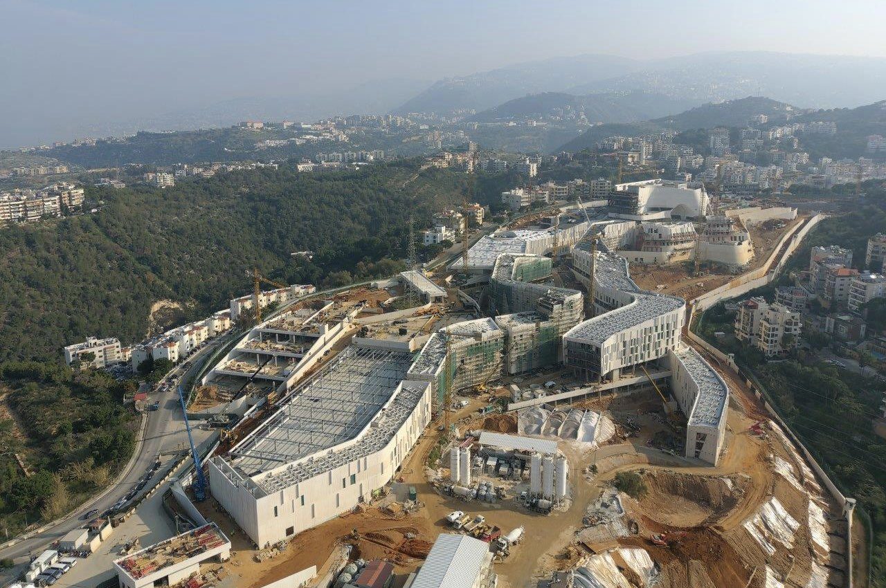 صور مجمع جديد للسفارة الأمريكية في لبنان تثير جدلاً واسعاً.. مغردون تحدثوا عن “مؤامرة وثورة ملوّنة”