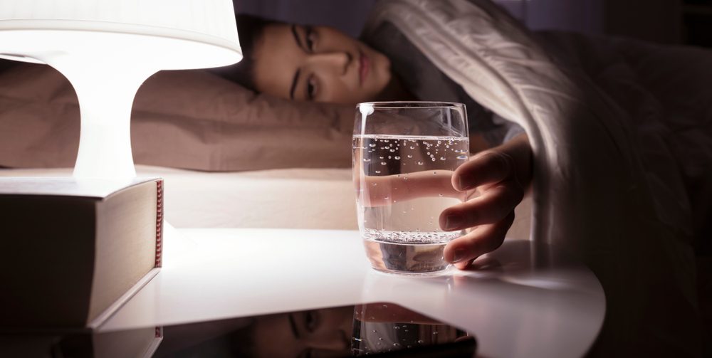 هناك فوائد عديدة لشرب الماء قبل النوم - ShutterStock