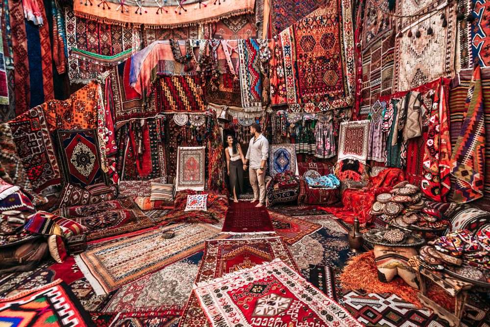 تحف فنية تحيكها أيدي النساء منذ مئات السنين.. تاريخ السجاد المغربي “الزربية”