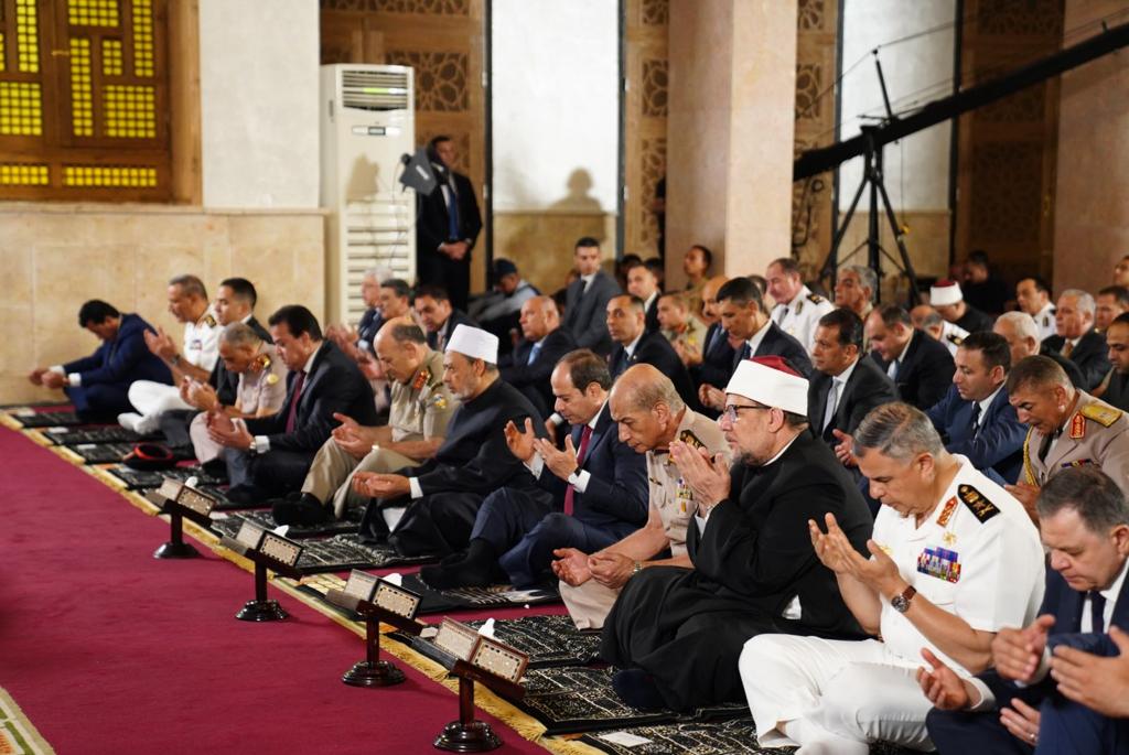 إمام ينسى “الفاتحة” أثناء صلاة عيد الأضحى بحضور السيسي.. لم ينبهه أحد رغم وجود شيخ الأزهر ووزير الأوقاف! (فيديو)