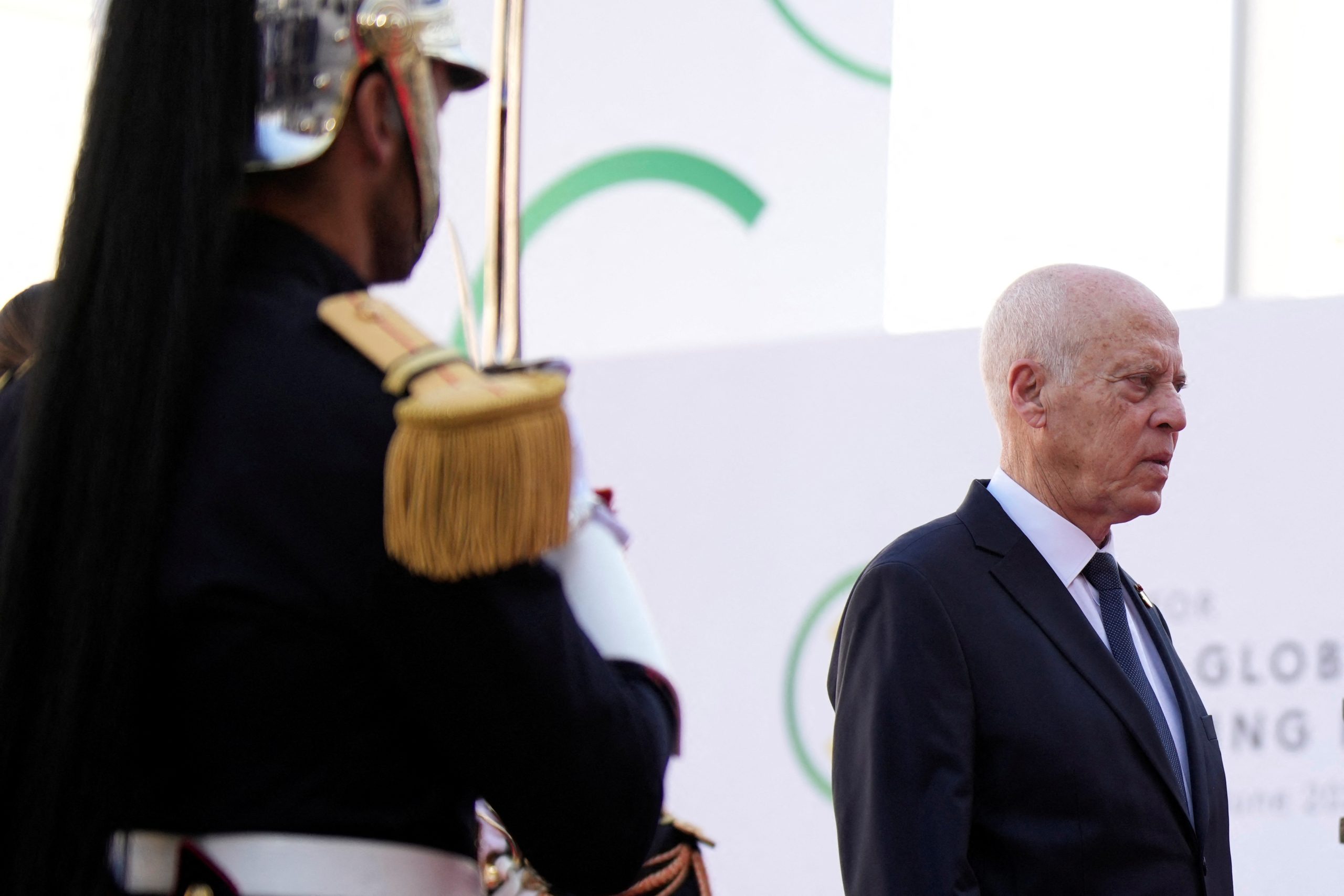 “قيس سعيد هو سبب المشكلة”.. أُسر سياسيين معتقلين بتونس يرفضون مساعدات أوروبا لبلدهم مقابل وقف الهجرة