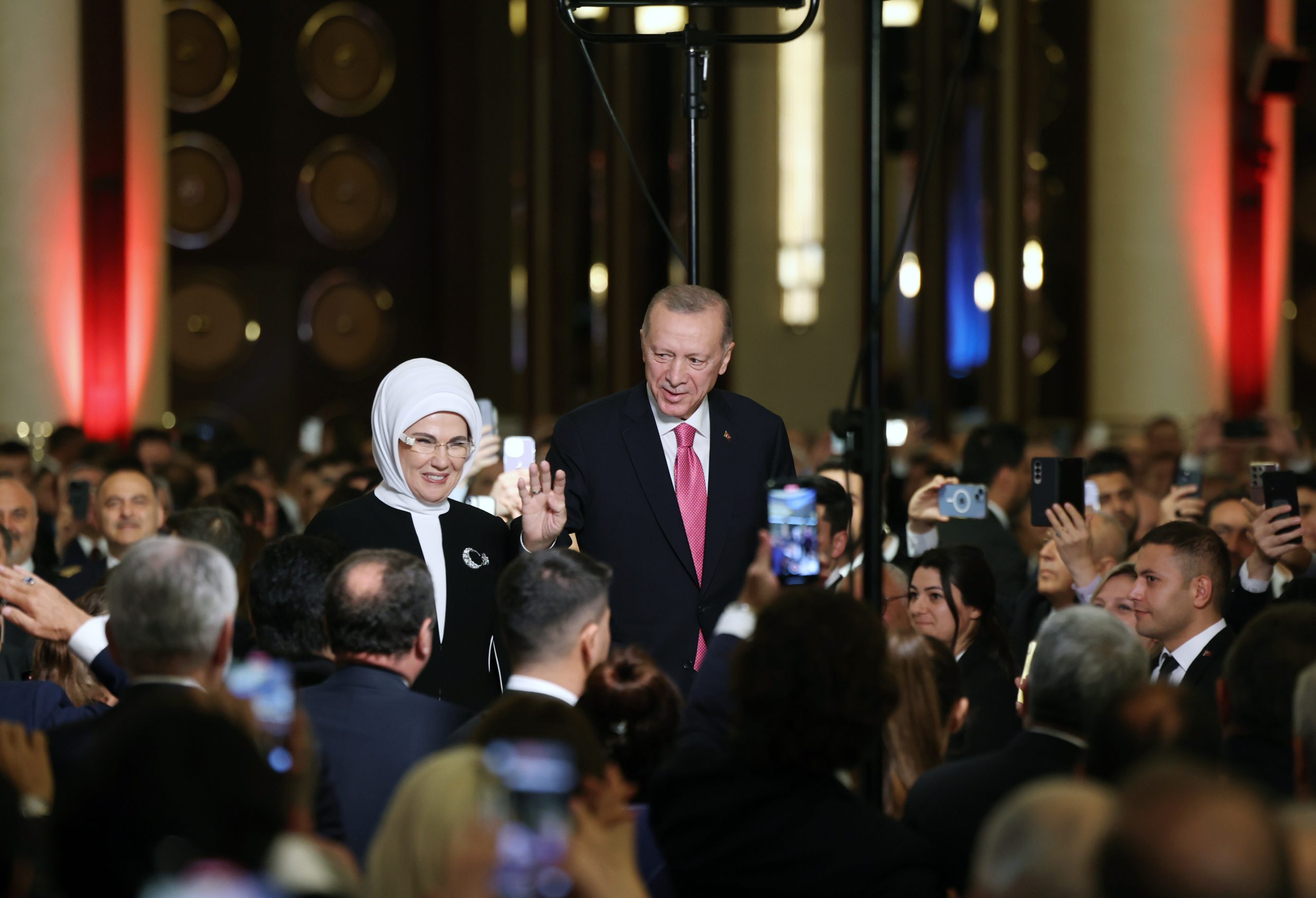 اختتام مراسم الاحتفال بالدعاء.. أردوغان يحيي قادة الدول المشاركين بحفل التنصيب وترحيب خاص برئيس فنزويلا (فيديو)