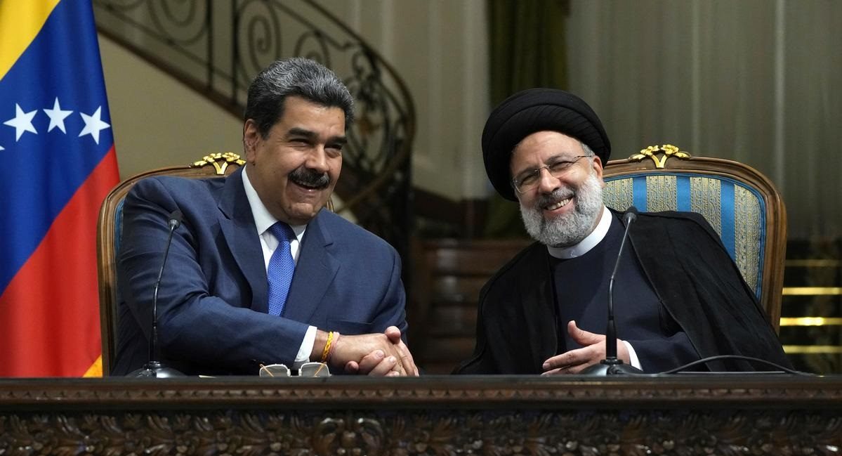 الرئيس الفنزويلي نيكولاس مادورو مع نظيره الإيراني علي خامنئي، أرشيفية/ رويترز