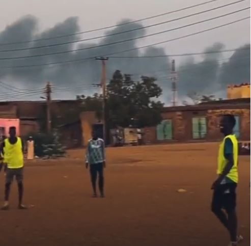 مباراة تحت القصف.. هكذا يفتش شباب السودان عن الحياة في قلب الحرب (فيديو)
