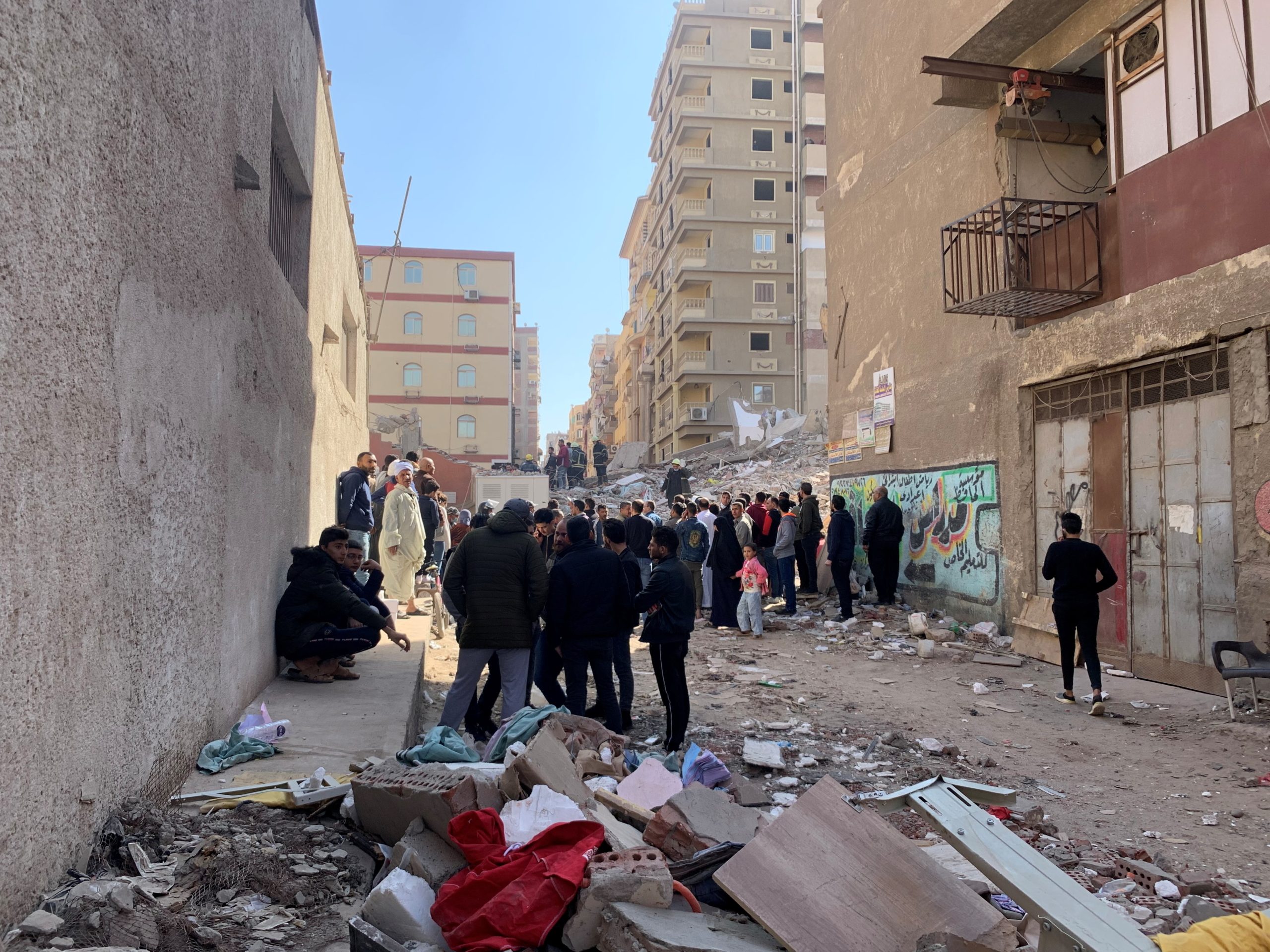 انهيار عقار من 13 طابقاً بالإسكندرية.. والسلطات المصرية تبحث عن ضحايا تحت الأنقاض