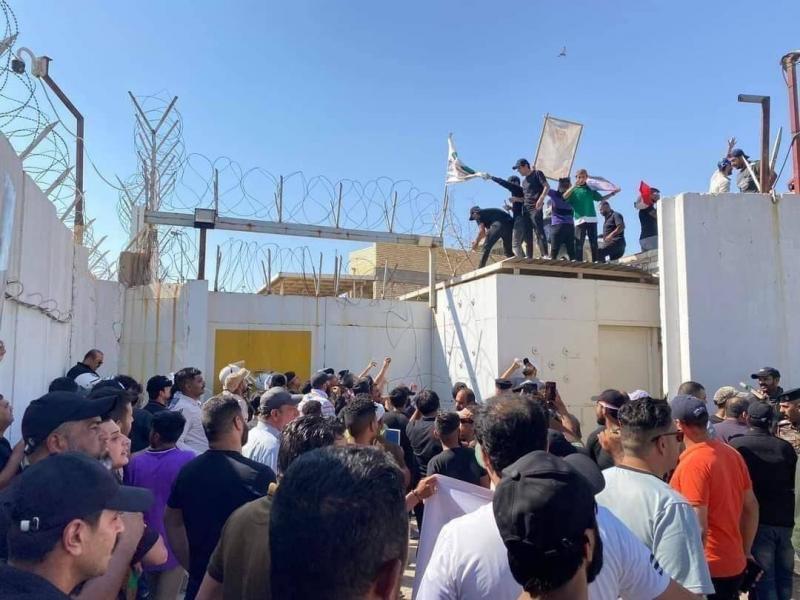عراقيون يقتحمون السفارة السويدية في بغداد احتجاجاً على حرق المصحف.. طالبوا بطرد السفير (فيديو)