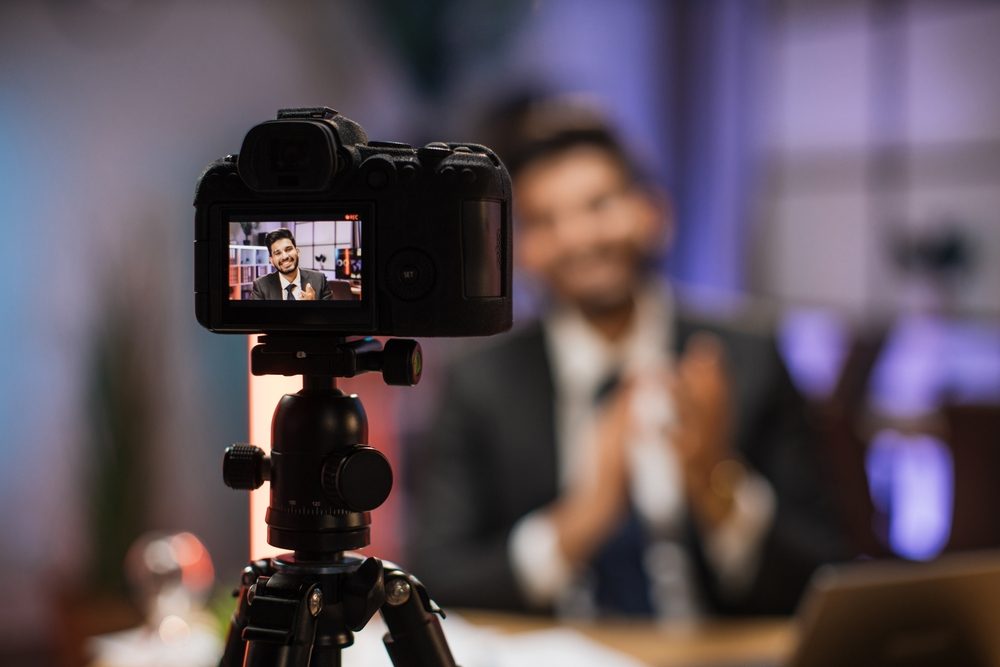 كل شيء سوى الحقيقة..  كيف يعمل الإعلام العربي اليوم؟