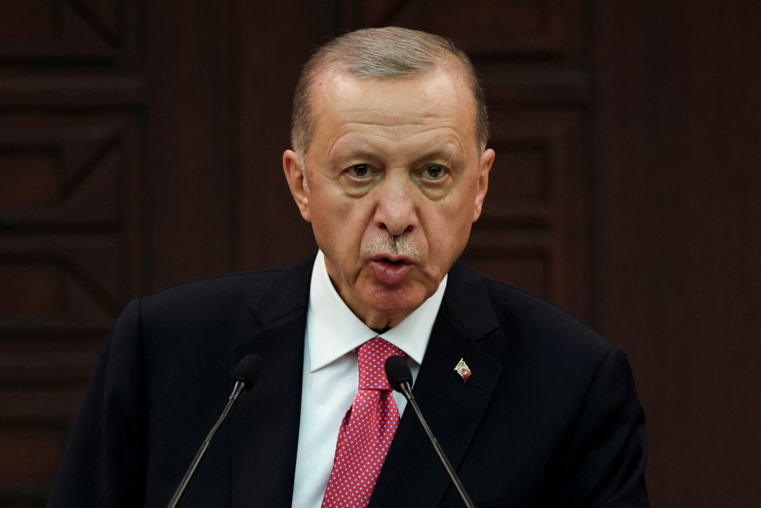 “العنف يولّد العنف”.. أردوغان “قلِق” من أحداث فرنسا ويحذّر من تأثيرها على المسلمين والمهاجرين