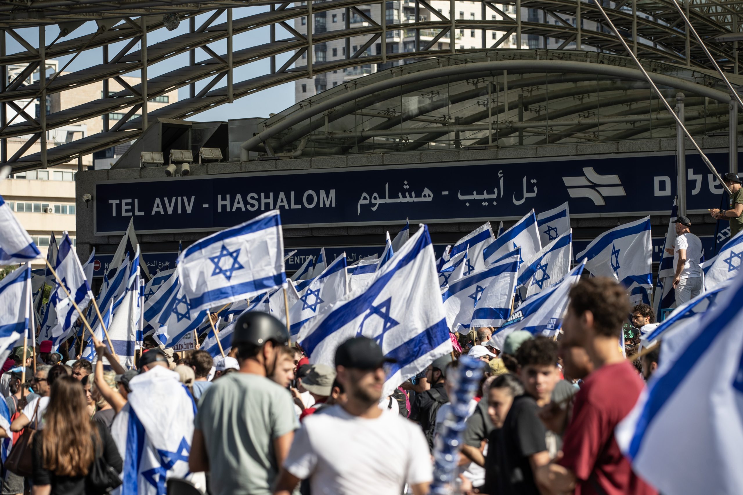 محتجون إسرائيليون يوقفون حركة القطارات في تل أبيب.. الشرطة تدخلت وألقت القبض على 6 متظاهرين (صور)