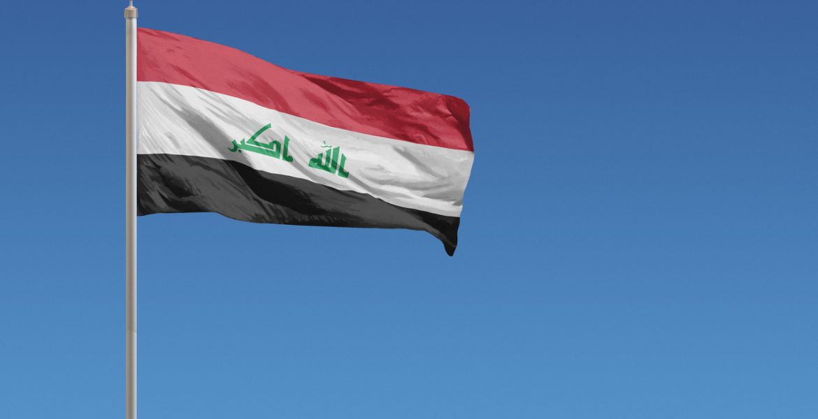 لاعبون عراقيون يردون على الإساءة للمصحف على طريقتهم! رفعوا القرآن وسط هتافات الجماهير (فيديو)