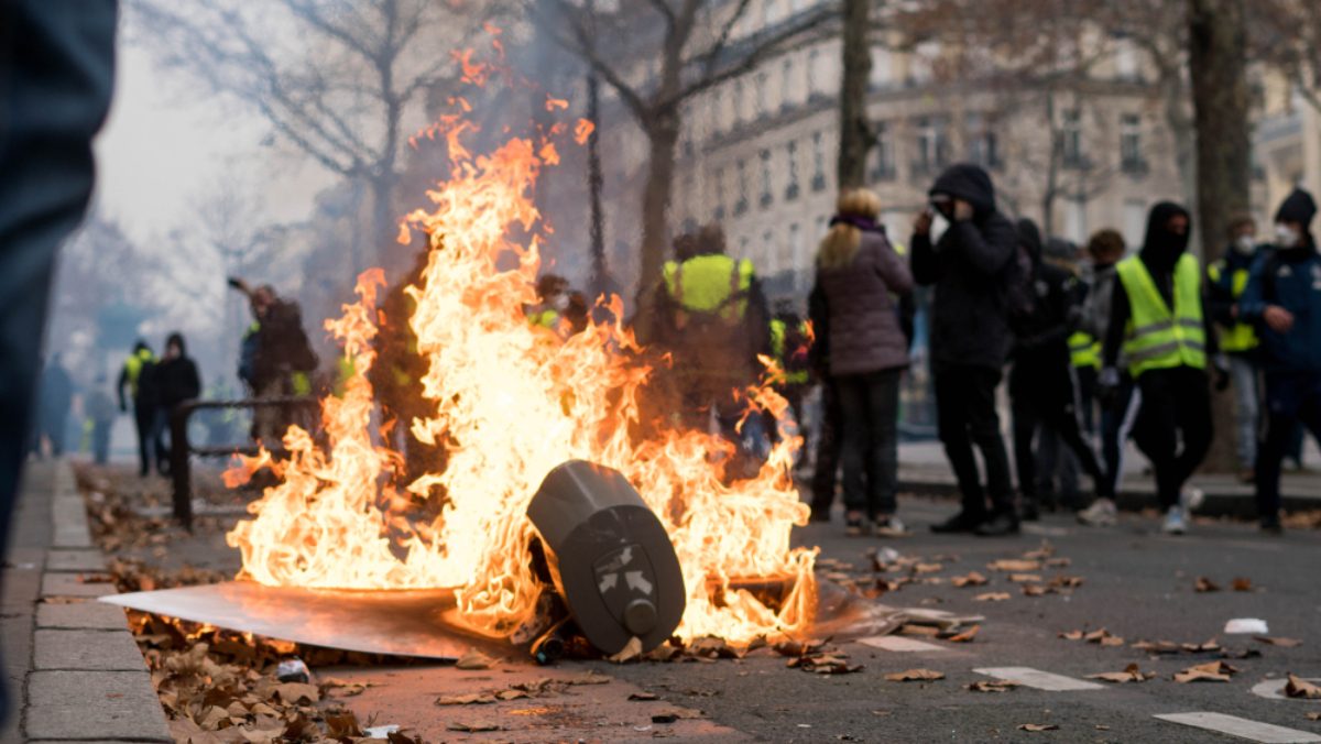 نار تحت الرماد في فرنسا