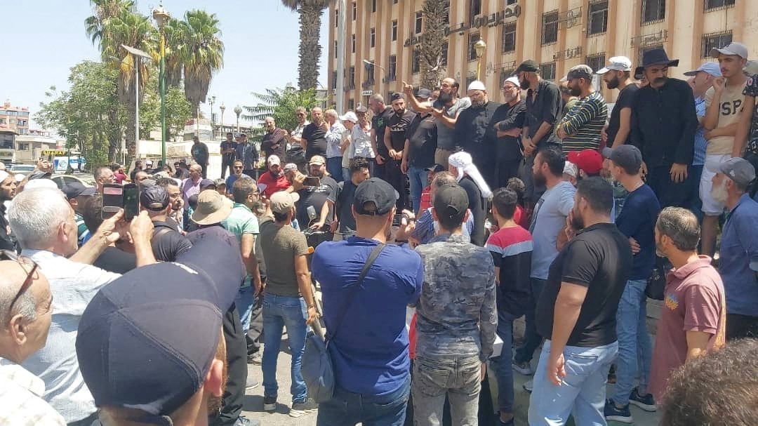 استياء بمعاقل النظام ومظاهرات واسعة للدروز.. لماذا لم يجرؤ الأسد على قمعها، وهل تتحول لثورة ضد حكمه؟