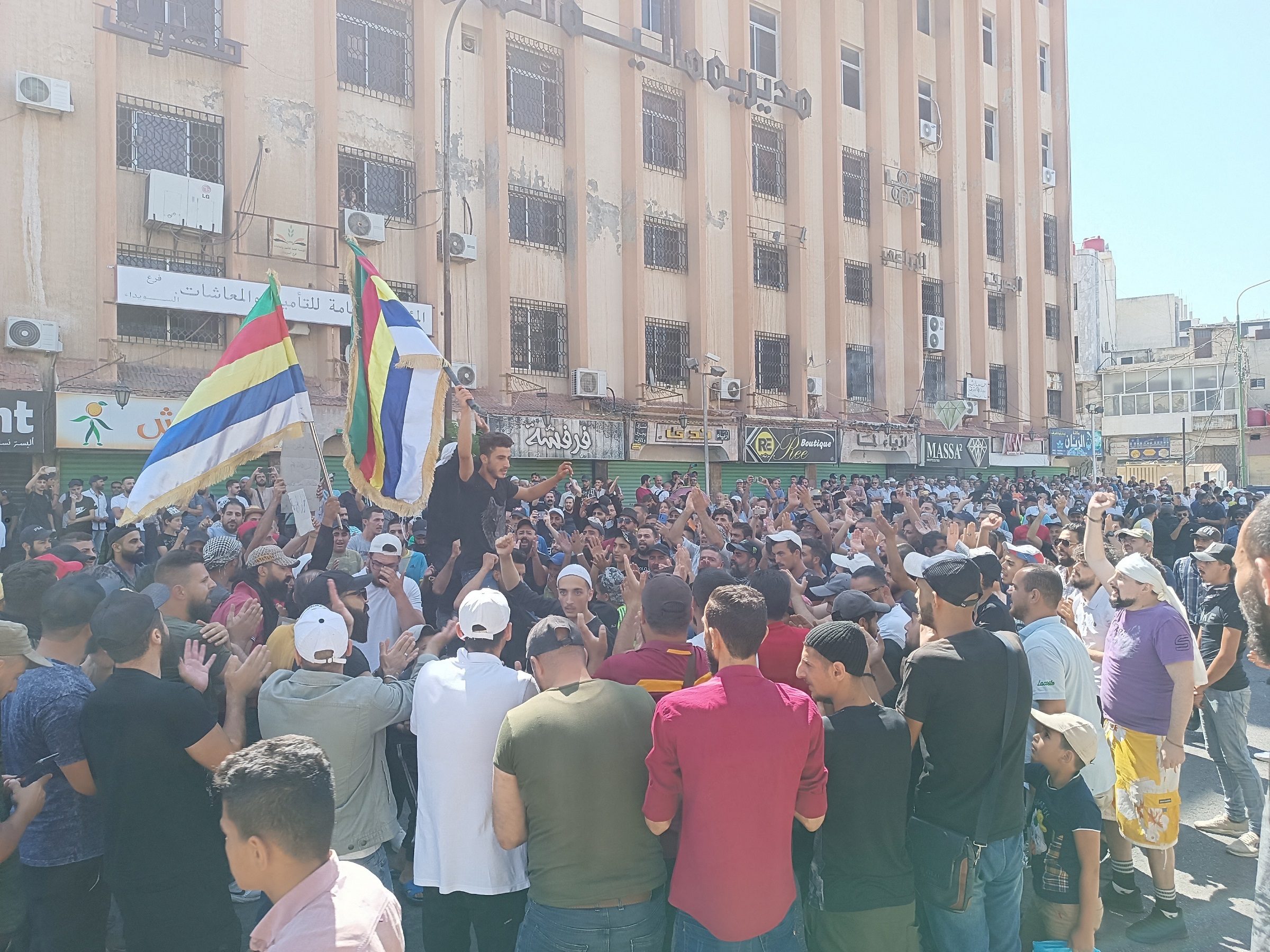 استياء بمعاقل النظام ومظاهرات واسعة للدروز.. لماذا لم يجرؤ الأسد على قمعها، وهل تتحول لثورة ضد حكمه؟