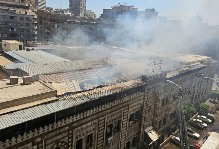 حريق ضخم في المبنى التاريخي لوزارة الأوقاف المصرية.. السلطات تحقق، وردود أفعال واسعة بين المصريين