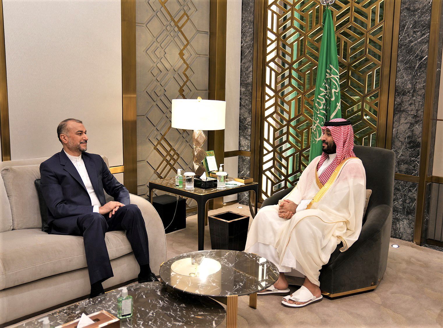 ولي العهد السعودي يستقبل وزير الخارجية الإيراني بجدة.. طهران: الأمير محمد بن سلمان قبل دعوة لزيارة طهران