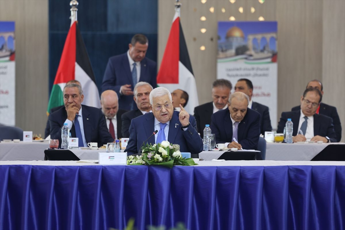 عباس يقيل المحافظين