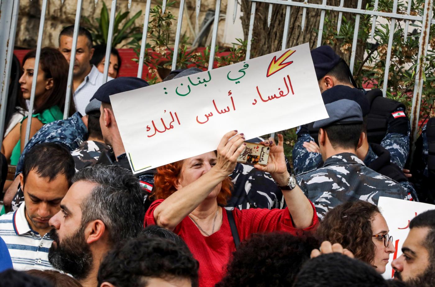 رياض سلامة لا يمثل سوى قمة جبل الجليد.. كيف نهب لبنان مصرفه المركزي على مدار عقود؟