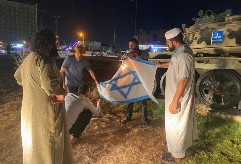الليبيون الغاضبون يكبحون جماح التطبيع.. كيف سيؤثر فشل إسرائيل الدبلوماسي مع ليبيا على العالم العربي؟