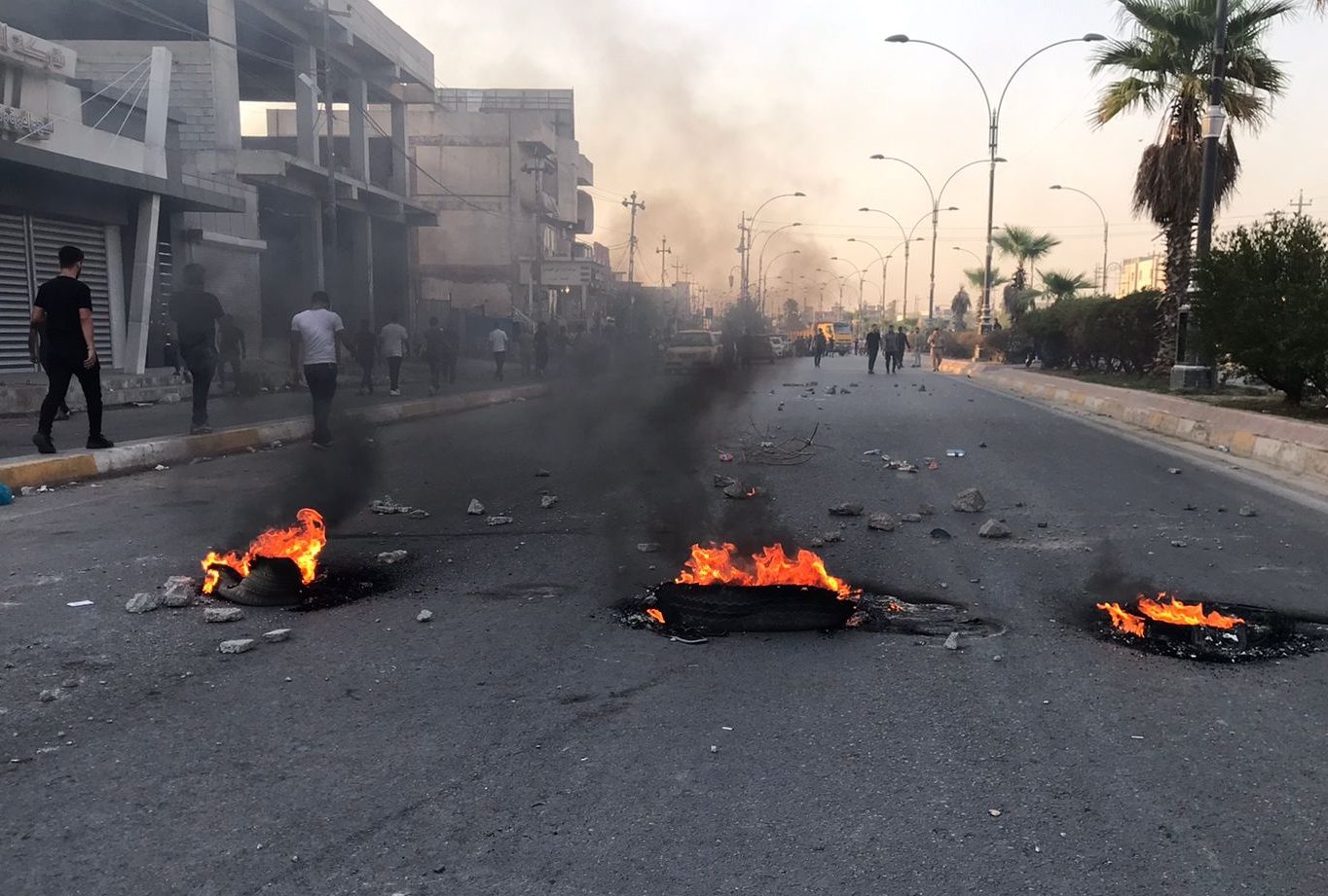 توتر في كركوك.. مظاهرات وإغلاق طرق رئيسية والشرطة العراقية تفرض حظر تجوال