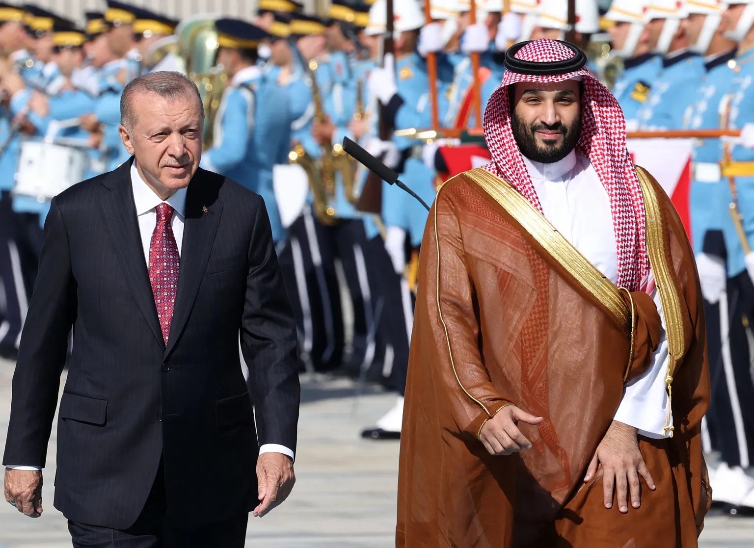الرئيس التركي رجب طيب أردوغان يستقبل ولي العهد السعودي محمد بن سلمان خلال حفل رسمي في المجمع الرئاسي في أنقرة، في 22 يونيو 2022. / Getty