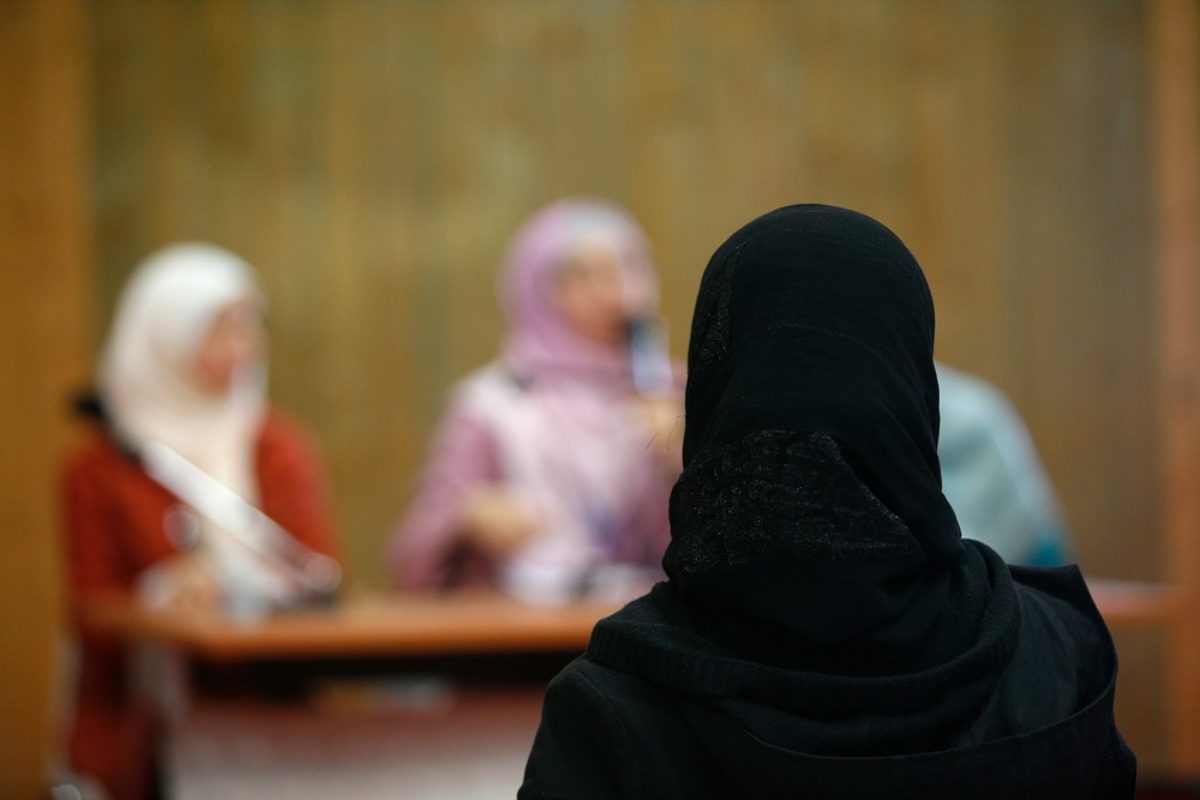 علمانية أم تمييز ديني؟ ما وراء الجدل الدائر حول منع العباءات في المدارس الفرنسية