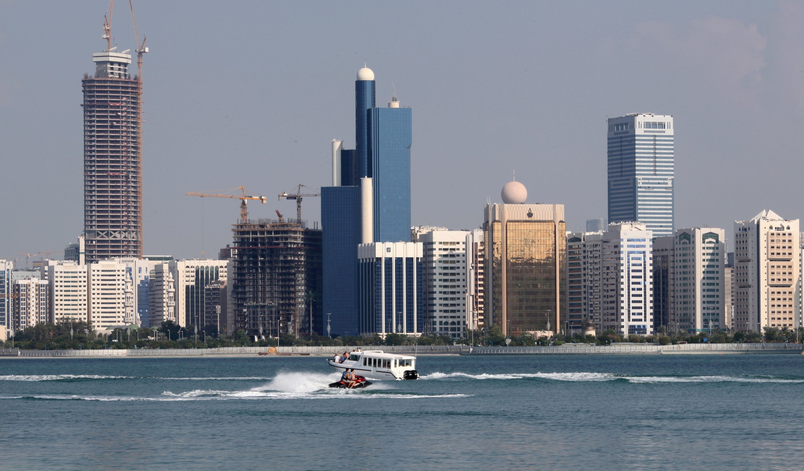 يقفون طوابير في فنادق الخليج.. لماذا باتت الصناديق السيادية العربية هدفاً لمديري الاستثمار الدوليين؟