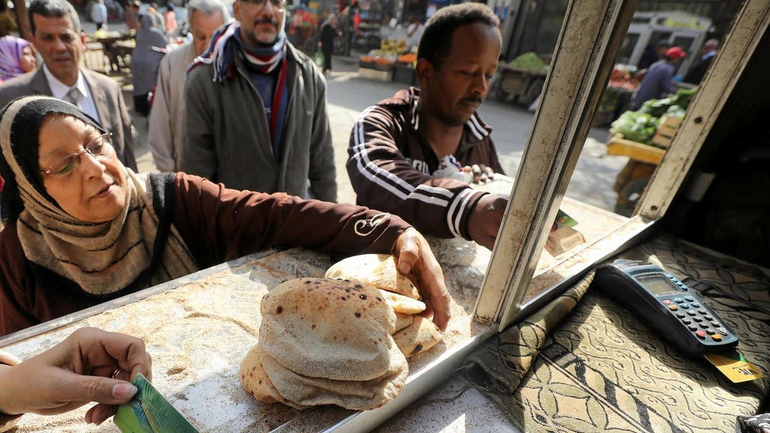 سعره ثابت منذ 35 عاماً وكل الحكومات كانت تخشى زيادته.. لماذا بات استمرار دعم مصر للخبز خياراً صعباً؟