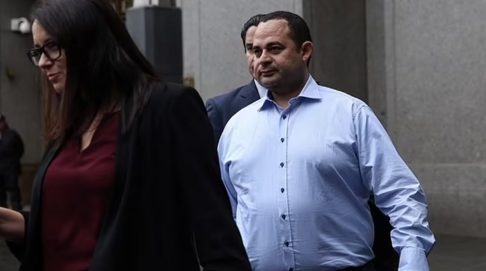 “كان مُثقلاً بالديون والدعاوى القضائية”.. نيويورك تايمز: قصة صعود المصري وائل حنا المتهم برشوة السيناتور مينينديز