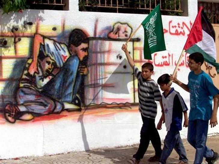 صورة أرشيفية من قطاع غزة بها جدارية توثق استشهاد محمد الدرة/ رويترز