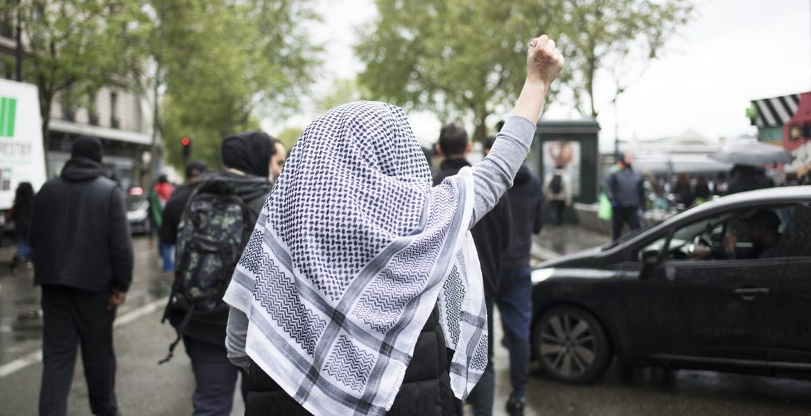 الكوفية الفلسطينية تزعجهم.. برلماني أوروبي يحتج على منعه من ارتدائها: تحظرونها وتسمحون بطاقية اليهود