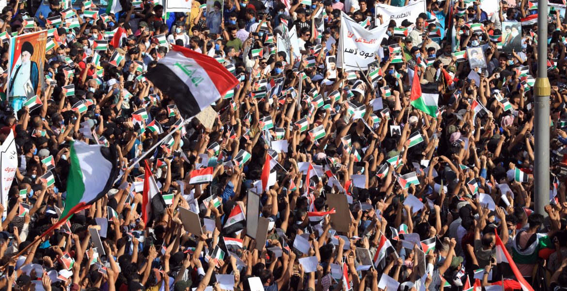 حشود عراقية تصل معبر طريبيل مع الأردن نصرة لفلسطين وغزة.. هتفوا ضد الاحتلال والتطبيع