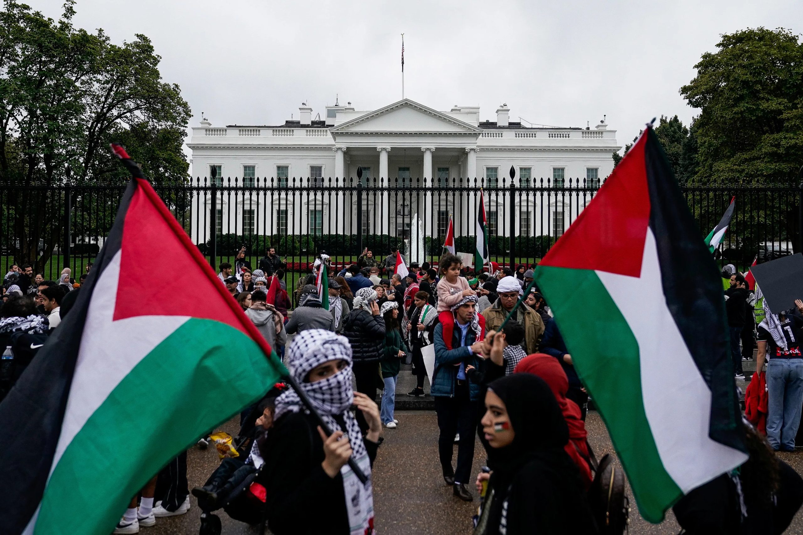 أنصار الشعب الفلسطيني ينظمون مسيرة للتضامن مع الشعب الفلسطيني أمام البيت الأبيض، أكتوبر 2023