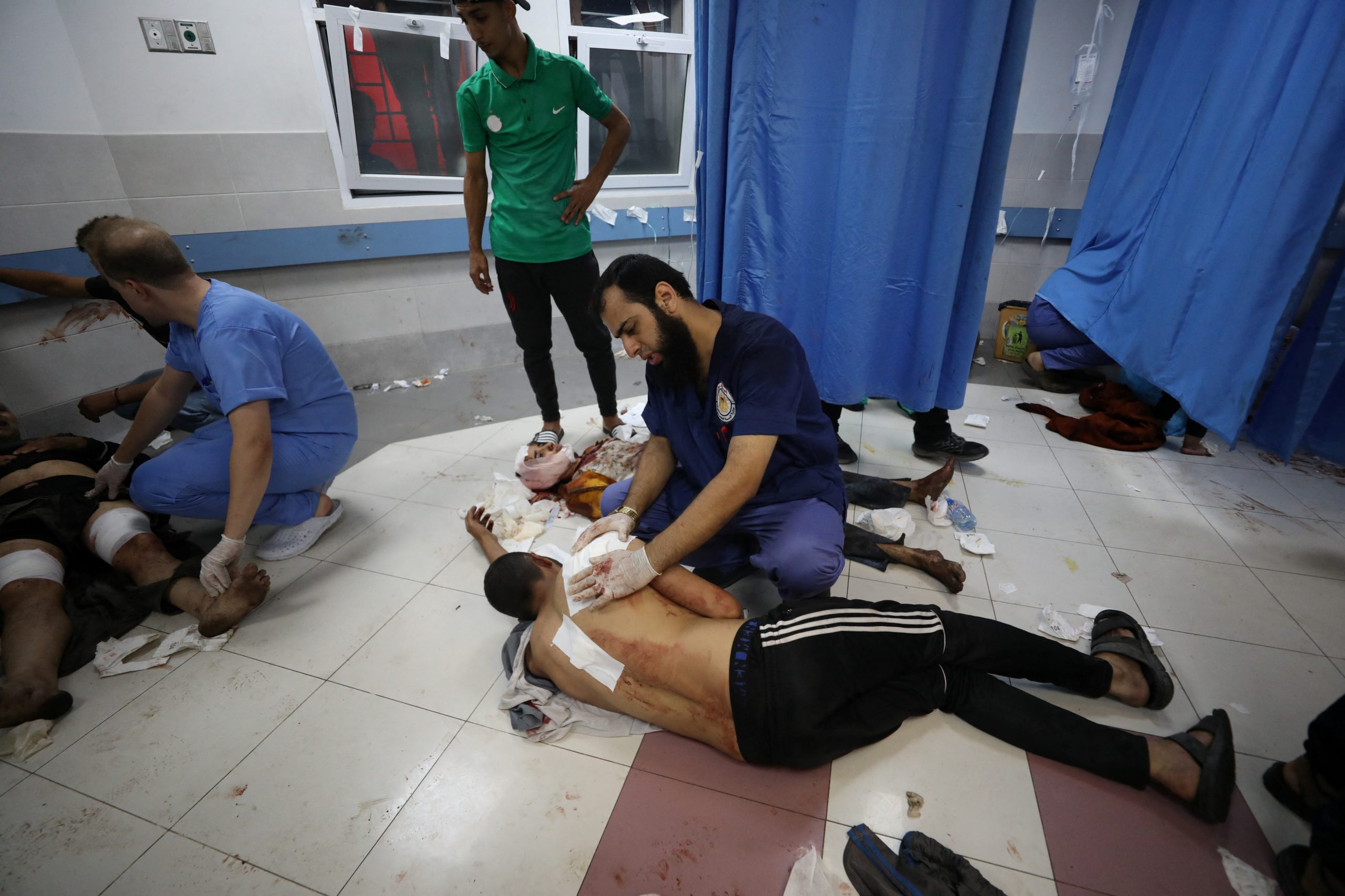 مئات الأردنيين يحاولون اقتحام سفارة الاحتلال تنديداً بمجزرة “المعمداني”.. الأمن اشتبك معهم وأبعدهم (فيديو)