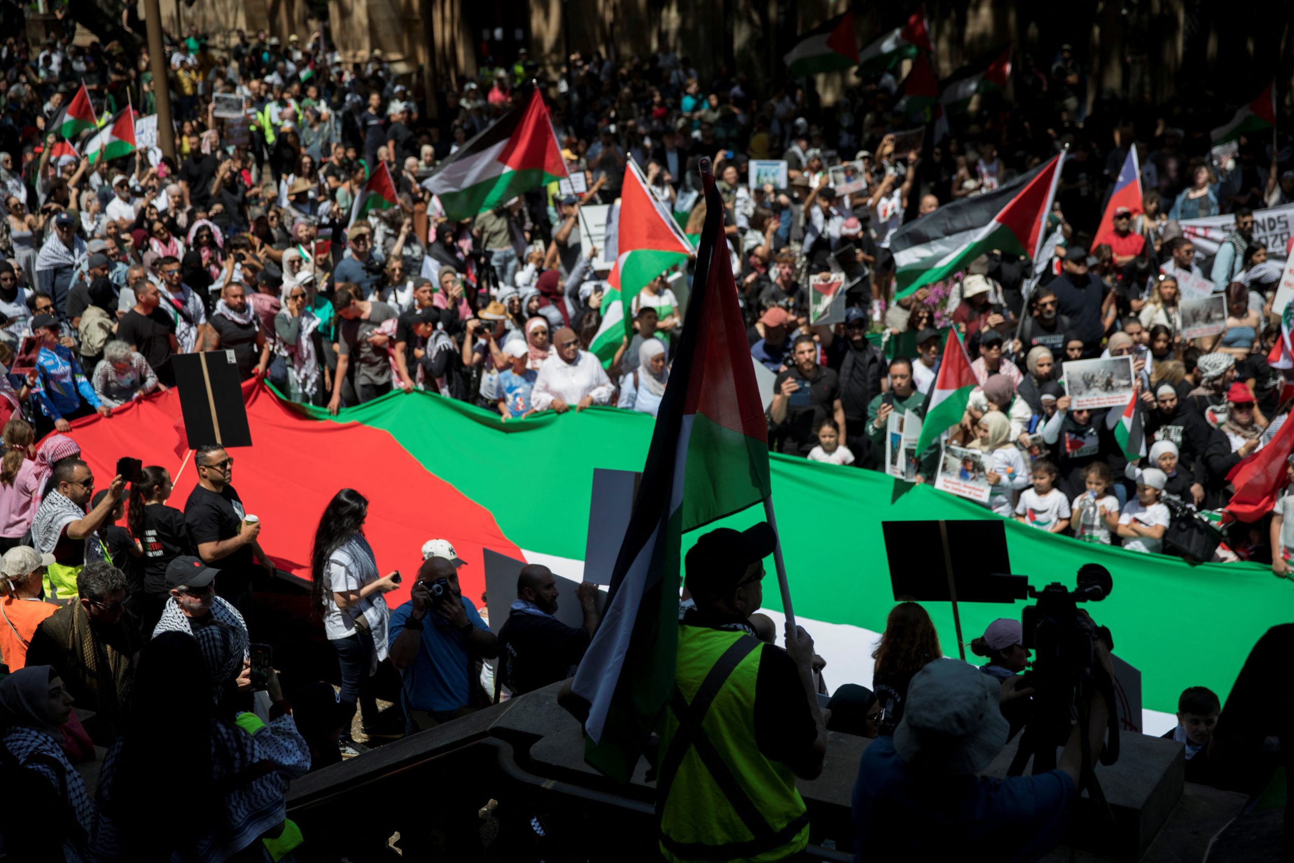 “فلسطين لن تموت أبداً”.. آلاف في أستراليا يتظاهرون ضد المجازر التي يرتكبها الاحتلال بغزة (فيديو)