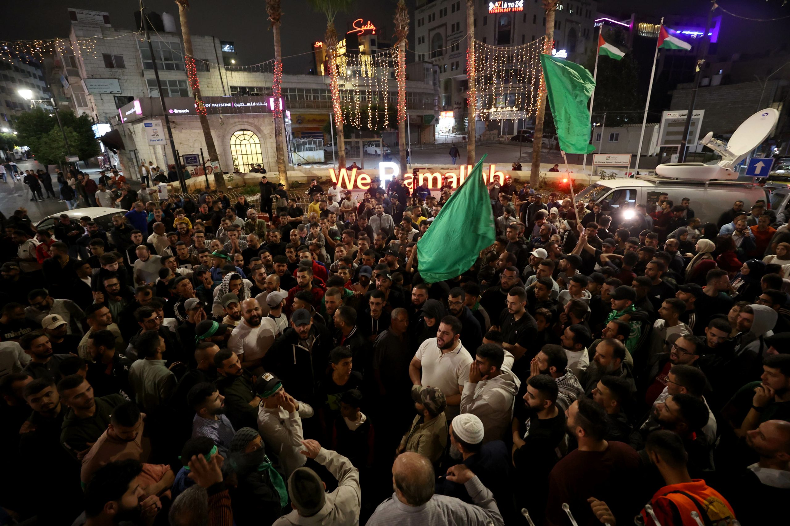 مظاهرة حاشدة في رام الله تنديداً بمجزرة المستشفى المعمداني.. وقوى الأمن تواجهها بالقوة