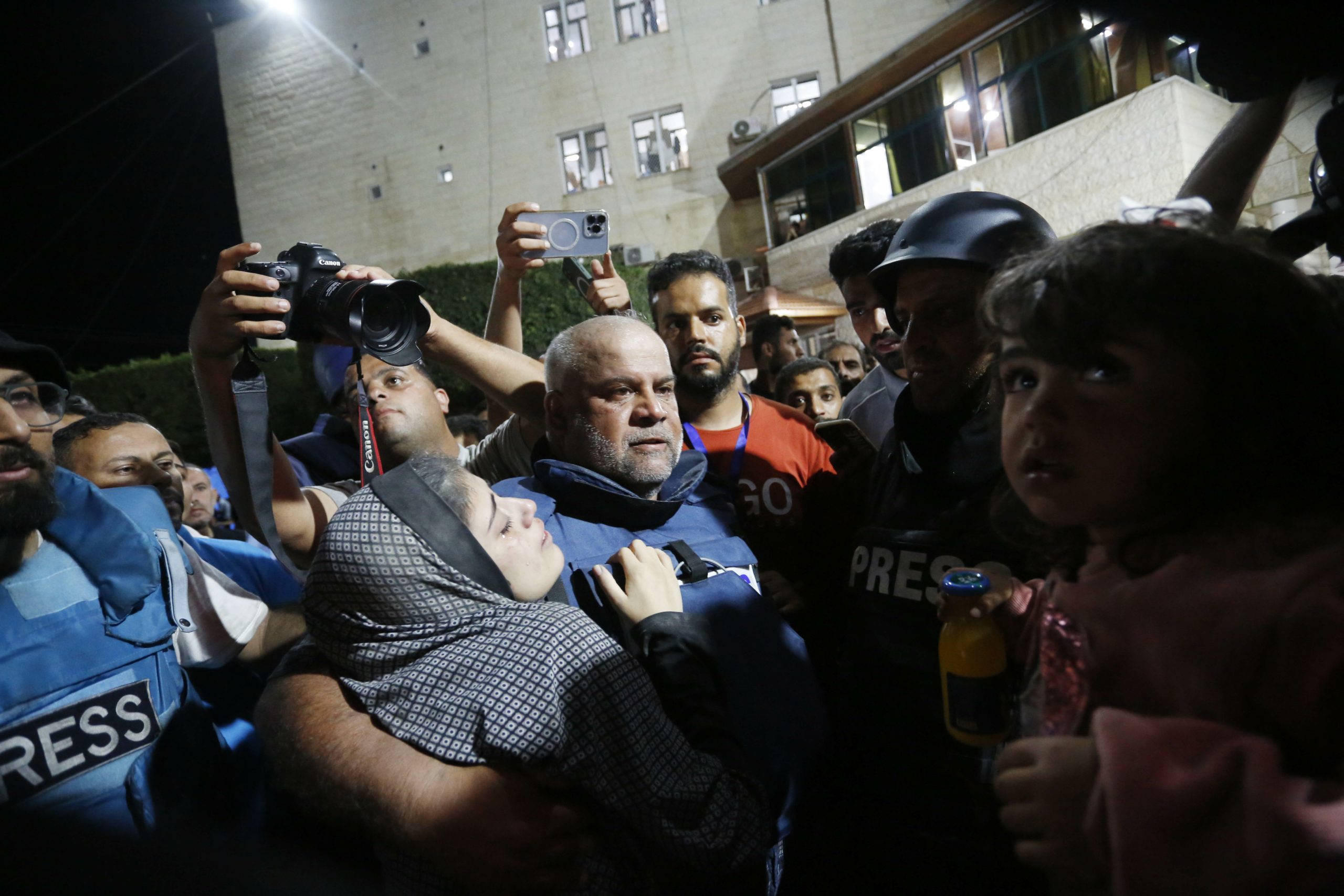 فيديو لنجل وائل الدحدوح يتحدث عن آثار قصف الاحتلال قبل استشهاده.. والده نعاه: “يابا كنت بدك تطلع صحفي”