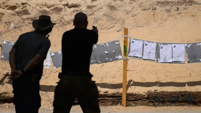 إقبال “غير مسبوق” على شراء الأسلحة بإسرائيل! “فايننشال تايمز”: عملية “طوفان الأقصى” زادت مخاوفهم