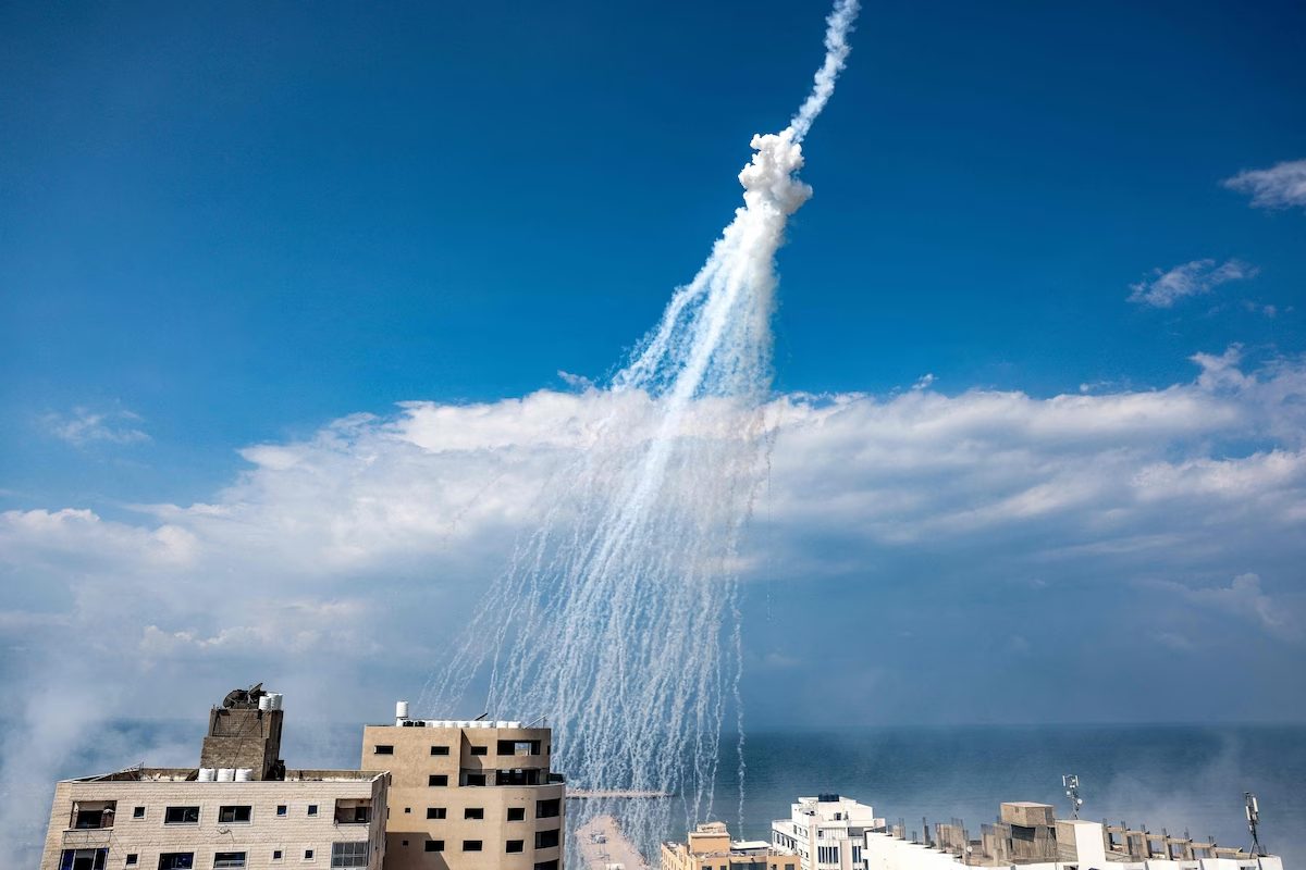 القصف بالفسفور الأبيض على غزة في حرب أكتوبر 2023/ Getty